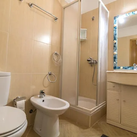 #019 Lancemar Flat With Shared Pool By Holidays *